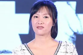 43岁徐静蕾近照，胖到不敢认，文艺气质消失，网友：长的太土气视频封面
