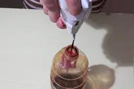 袋装酱油往瓶里倒总是洒漏？教你一招，不洒不漏超实用视频封面