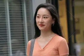 气质女生的夏日时尚穿搭，抽绳收腰短衫搭配牛仔裤，显瘦更显高挑图片