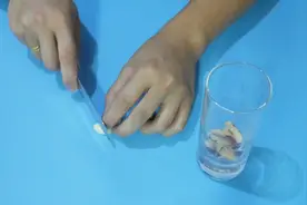 睡觉失眠多梦？教你一个土方法，让你一觉睡到大天亮，赶快试试吧视频封面