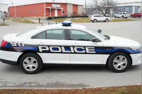 福特野马改装成警车，看着特别帅，直接引起警察注意