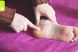 脚后跟疼要重视，用这个方法自查，及早预防视频封面