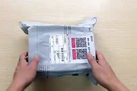 售价3200元的iPhone7 Plus开箱，打开快递包装后：我了个去！视频封面
