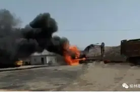 陕西：价值两百多万的钩机起火 一会功夫烧成一堆废铁图片