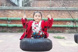 农村女孩坐在废旧汽车轮胎上荡秋千，童年的记忆满满的视频封面