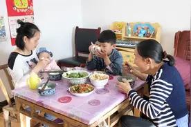 婆婆做的晚餐，芦笋炒肉，生吃油麦菜，拌上姜蒜、小米椒，好开胃视频封面