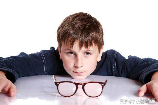 男友高度近视去检查了才知道，近视眼遗传率高达50%以上！