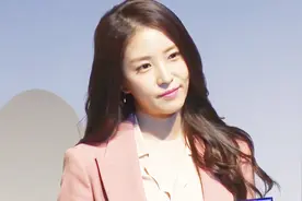 韩女星粉西装简约装扮亮相，展职场达人穿搭精致妆容视频封面