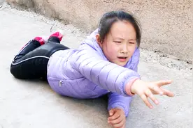 泪崩！狠心妈跟土豪跑了，6岁女孩撑起一个家，照顾重病卧床父亲视频封面