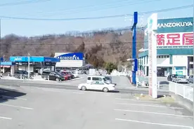 在火车上感受日本的小镇和乡村，城市乡村连成一片视频封面