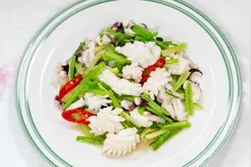 「小珠酱美食」乌贼的做法是炒芹菜 又香又鲜视频封面