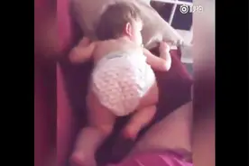 轻松一下：宝宝们千奇百怪的睡姿！并且总能在奇怪的地方睡着……视频封面