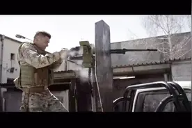 一部美国枪战大片，场面猛烈到爆，女秘书换弹夹动作真心帅到爆！视频封面