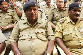 印度百姓全是瘦子，可为什么印度士兵全是大腹便便的胖子？