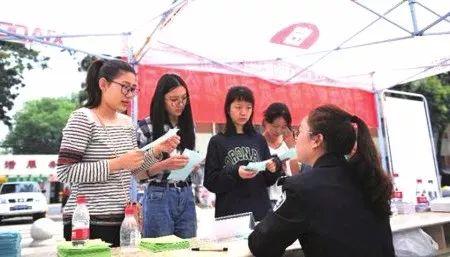 成都高校毕业生有望毕业证户口簿一起拿，区域任选！