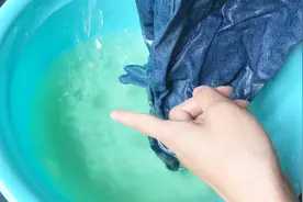 新买回来的牛仔裤褪色？用它泡30分钟，以后再也不会掉色视频封面