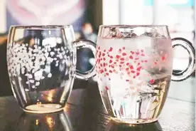 玻璃杯叠在一起拔不出来，美女用这个小窍门，一秒钟就可以拔出来视频封面