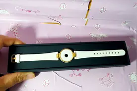 小米月霜手环开箱，没有屏幕卖这么贵，只因为能撩妹？视频封面