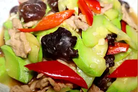 西葫芦和木耳这样做居然这么好吃，做法很简单，下饭超级棒