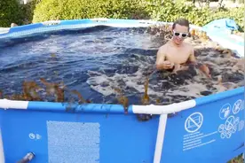 在加冰可乐中泡澡是什么感觉？外国小哥哥亲自试验，看着真是爽！