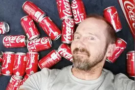 美国50岁大叔坚持每天喝10罐可乐，一个月后，体重增加20斤！