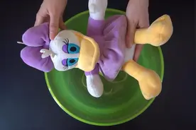 毛绒玩具脏了怎么办？只需用它泡一泡，娃娃彻底洗干净，太实用了