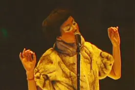 王菲现场演唱《新房客》，一首很迷离和暧昧的歌，但很有吸引力视频封面