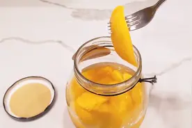 将吃芒果的画面倒着放，跟变魔术似的，越看越饿了！