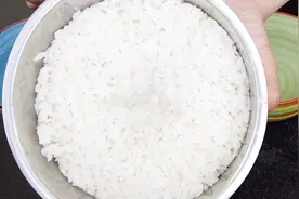 剩米饭别再炒吃了，这样做太美味，全家都爱吃，先收藏了