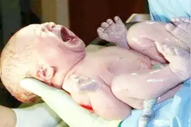 刚出生的婴儿印脚印有什么用？很多人都不知道，“脚印”的秘密