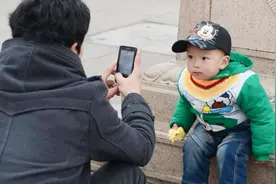 妈妈长时间给宝宝拍照导致宝宝“失明”！这都是手机闪光灯惹的祸视频封面