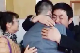 女子寻子二十五年，最终孩子自己找上了门，一家人相拥而泣视频封面