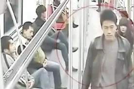 面对即将关闭的地铁门，男子却想冲出去被卡住，车厢里发生了什么？
