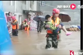 湖北宜昌暴雨引发山洪 消防官兵出手多名孩子被救！视频封面