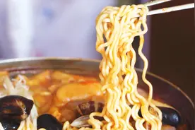 美食大盘点：中国最好吃的10款泡面，快来看看你吃过哪种？视频封面