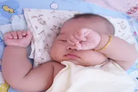 宝宝睡觉总哼哼唧唧不踏实？到底怎么回事，两招让宝宝睡好觉