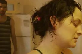 穷夫妻吃罐头发现一只死老鼠，为了得到赔偿金，女孩决定吃下去！视频封面