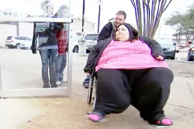 18岁花季少女体重1300多斤，家人还这样对她，看了让人心酸视频封面