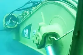 潜水使用挖掘机！在水底工作，夏天舒服！