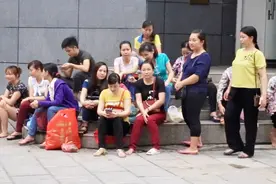 在云南河口，很多越南女孩来中国打工，看看她们都做什么工作视频封面