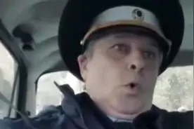 俄罗斯F1赛车手考驾照，疯狂漂移甩尾，吓傻考官和在场考员！视频封面