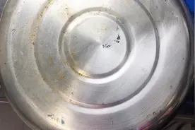 不锈钢锅发黄有黄斑怎么清洗，只要用它抹一抹，几分钟后焕然一新