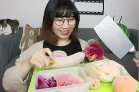 把水果冰冻12个小时后，竟然有吃冰淇淋的感觉？感觉又省钱了！视频封面