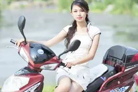 为什么女生都喜欢侧着坐摩托车，原因让人大跌眼镜视频封面