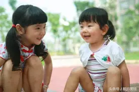 三胎都是女儿，老公却说女儿是赔钱货，孩子奶奶说的话却很暖心图片