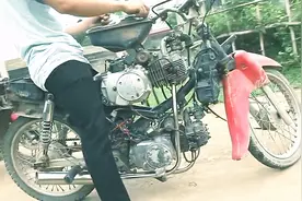 越南小哥改装的俩发动机摩托车，动力提升了，好不好开就难说了视频封面