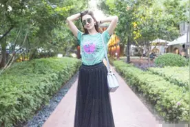 林志玲一改性感风格 穿黑色薄纱长裙街头漫步气质清新视频封面