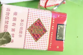 软盒香烟这样拆才正确还有创意，递烟给别人时，显得更加尊重对方