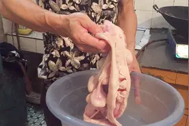 农村大叔口味真独特！猪生肠在他手上，只几分钟就成了一道美味