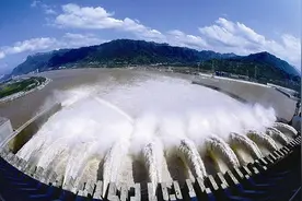 印度模仿中国三峡建造大坝，猛砸40个亿，开闸4秒后全线崩塌图片